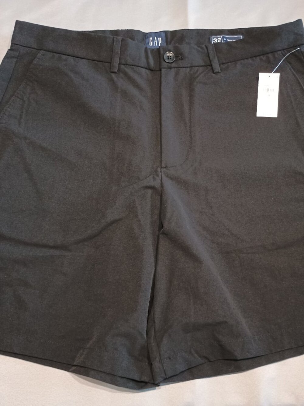 32" GAP TECH SHORTS 8" inseem BLACK